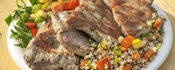 Meso in zelenjava z žara, ob različnih solatah nepogrešljivi 
spremljevalci piknikov v naravi 
