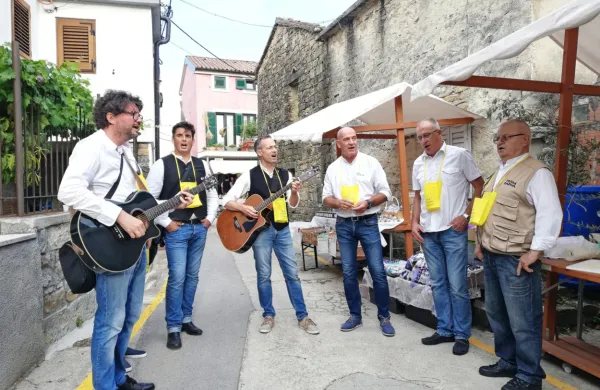 Klapa San Lorenzo se je v soboto  sprehajala po vasi od hiše do 
hiše.