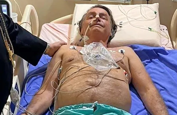 Fotografija brazilskega predsednika Jaira Bolsonara na bolniški 
postelji, ki jo je  objavil na družbenih omrežjih.