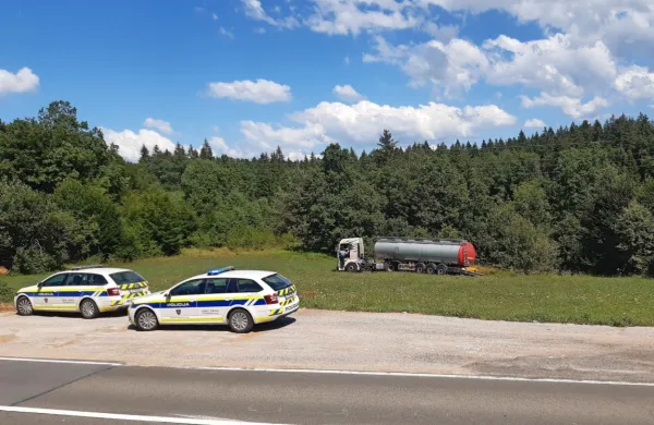 Pred dnevi so se policisti ukvarjali z ukrajinskih voznikom, ki je 
povzročil kar dve nesreči - napihal je 2,8 promila.  