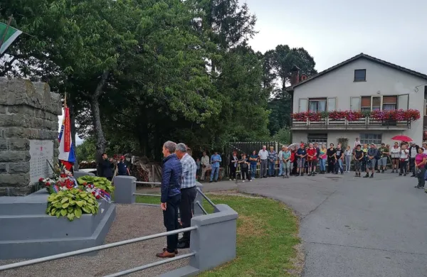 Včeraj so spominski dan Občine Hrpelje-Kozina na Artvižah 
praznovali z okrnjenim programom,  presenetil jih je močan dež. 