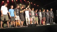 Džezovski veteran, tolkalist Zlatko Kaučič (z dvignjenimi rokami), 
je z enajstčlansko zasedbo izvedel doživeto suito Pogum pogumnih, v čast vsem, ki se borijo za boljši svet.