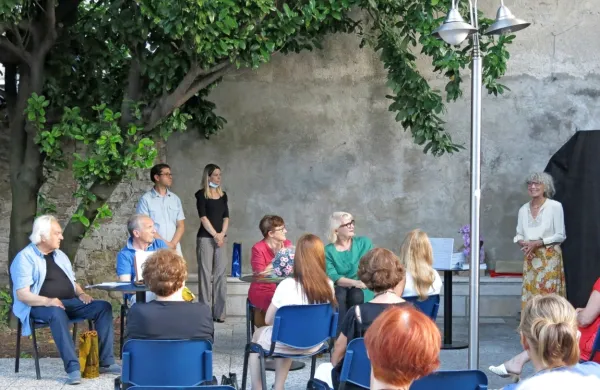 Na predstavitvi knjige  v Circolu so spregovorili (z leve) Andrej Medved, Enzo Santese, Ondina 
Gregorich, Irena Urbič in kiparjeva življenjska sopotnica Graziella Ponis Sodnikar.
