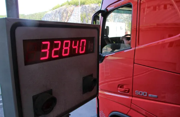 Tehtnica na mejnem prehodu Jelšane je pokazala skoraj 4,5 tone 
prekoračeno težo tovora (fotografija je simbolična).