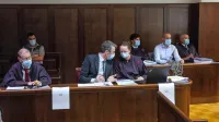 Na nadaljevanju sojenja Sergeju Racmanu (v prvi klopi med odvetnikoma), Dejanu Šurbku  (na sredini 
klopi v ozadju),  Jožetu Kojcu in Vesni Ternovec so med drugim prebirali poročila tajnih delavcev.   