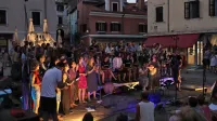 Veliki orkester Etno Histeria, ki je v ponedeljek navdušil v Kopru, 
bo jutri z multimedijskim spektaklom in v sodelovanju s pihalnim 
orkestrom Kovinoplastike Lož ter drugimi gosti odprl tudi festival 
Plavajoči grad.
