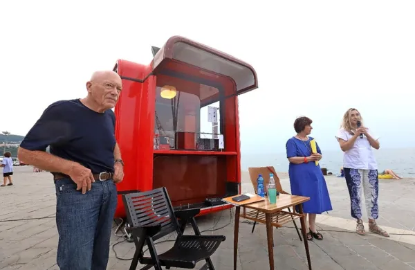 Modularni Kiosk K-67 je leta 1968 oblikoval profesor Saša  Mächtig 
(na fotografiji levo). 