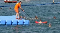 Najvarnejša so kopališča z reševalci iz vode, vendar se ljudje 
kopajo vsepovsod, kjer le najdejo primerno vodo. 