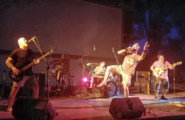 Lanski, deveti Izola Mjuzik Fest so pred navdušenim občinstvom 
odlično zaigrali tudi Link der Wasser. 