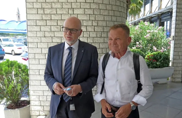  Vlada je  danes za novega neizvršnega direktorja DUTB imenovala 
Francija Matoza (desno). Od sredine julija je tudi predsednik 
nadzornega sveta Luke Koper. Ob njem je predsednik uprave Luke 
Dimitrij Zadel.
