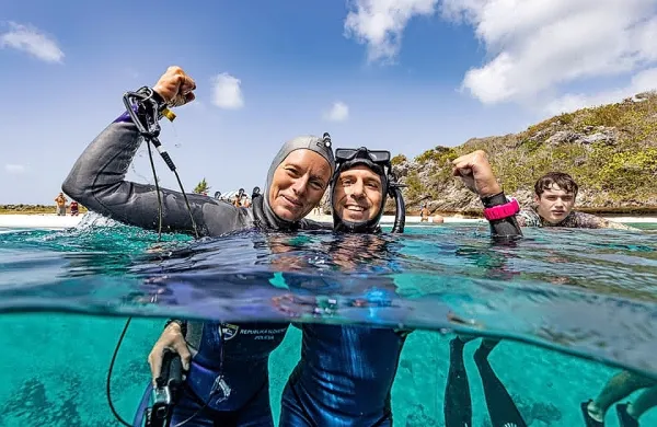 Alenka Artnik je danes na Bahamih priplavala do osupljivih 122 
metrov globine.