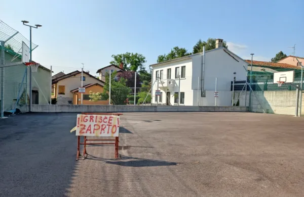  Lani urejeno igrišče ob vaškem domu na Topolcu je zaradi pritožb 
sosedov že nekaj mesecev zaprto. 