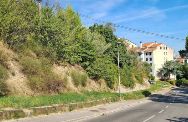 Na tej brežini občina načrtuje novo garažno hišo.