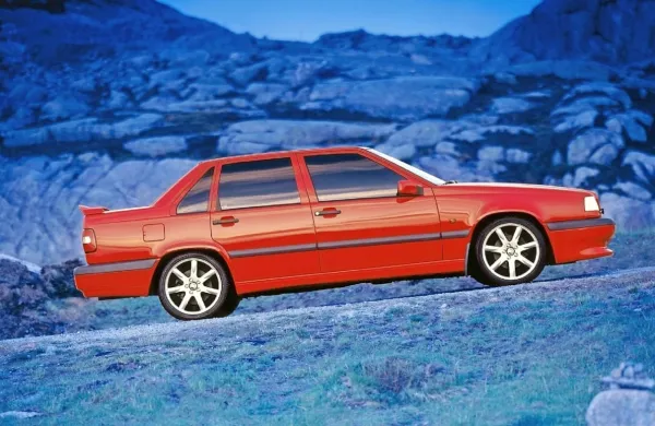 Volvo 850, ki ga je švedska tovarna dala na svetlo v začetku julija 
1991, je za znamko pomenil eno največjih revolucij, pa ne le zaradi 
sprednjega pogona in petvaljnega motorja.