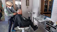 83-letni Janez Svete iz Orehka je včeraj po več letih ponovno sedel 
na brivski stol Ozbičevega salona  in se prepustil spretnim škarjam 
brivca Luke Nebca.  