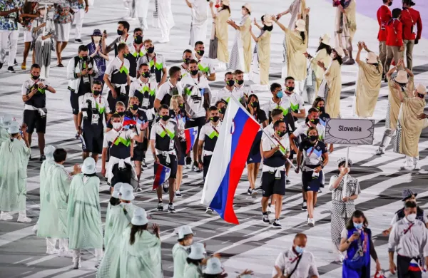 Slovensko delegacijo sta na prizorišče pod slovensko zastavo 
povedla  Eva Terčelj in Bojan Tokić.
