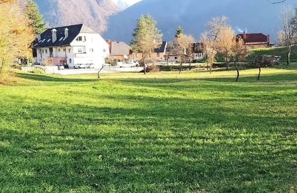 Občina Bovec ima zemljišča, soglasja, gradbeno dovoljenje in 
obljubo države, da bo prispevala denar. Če se bodo dogovorili, 
bodo bodoči dom upokojencev prevzeli Novogoričani. 