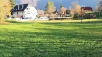 Občina Bovec ima zemljišča, soglasja, gradbeno dovoljenje in 
obljubo države, da bo prispevala denar. Če se bodo dogovorili, 
bodo bodoči dom upokojencev prevzeli Novogoričani. 