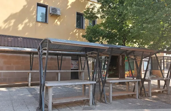 Prazna ajdovska tržnica v poletnih dneh 