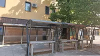 Prazna ajdovska tržnica v poletnih dneh 