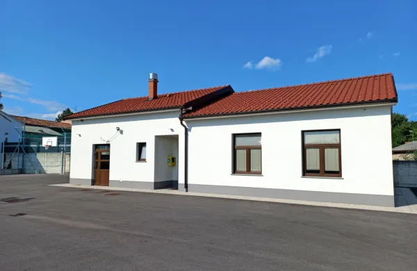 Sosedje  opozarjajo na  dogajanje v in ob vaškem domu, ki 
poslabšuje kakovost  njihovega bivanja.    
