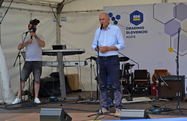 Janša je v Bovcu povedal, da državljani uspeh države najbolj 
občutijo v denarnicah, torej ob rasti plač in nižjih življenjskih 
stroških.