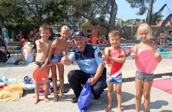 

S policistom Adisom Mahićem so (z leve) Ivo, Val, Niko in Zoja takoj 
postali prijatelji.