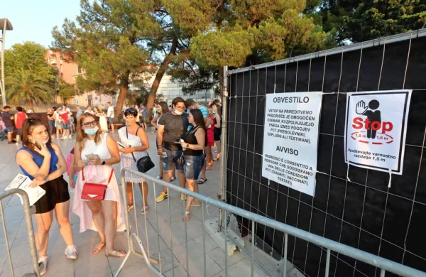 Na sinočnjem koncertu Luke Basija na Ukmarjevem trgu se je ob vhodu, kjer so preverjali izpolnjevanje pogojev,  nabrala dolga kolona 
obiskovalcev.