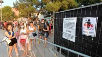 Na sinočnjem koncertu Luke Basija na Ukmarjevem trgu se je ob vhodu, kjer so preverjali izpolnjevanje pogojev,  nabrala dolga kolona 
obiskovalcev.