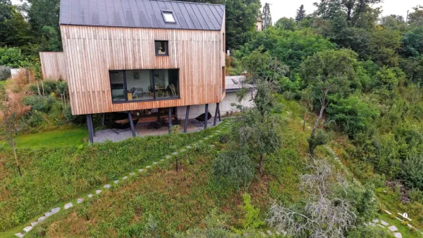 Družinska hiša na pobočju nad idilično češko vasico.