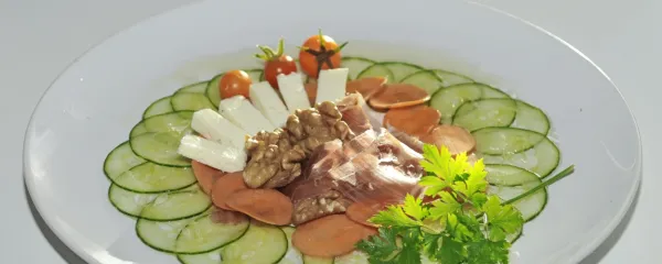 Kumare s svežim ovčjim sirom in pršutom