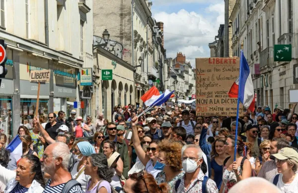 

Francozi protestirajo zaradi strožjih protikoronskih ukrepov, ki jih 
je zaradi naraščajočega  števila novih okužb sprejela vlada.