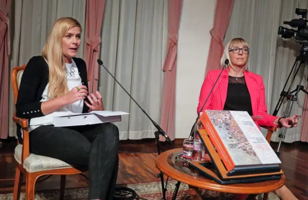  Suzana Todorović (desno) oktobra 2019 na predstavitvi njenega 
Istrskobeneškega jezikovnega atlasa severozahodne Istre