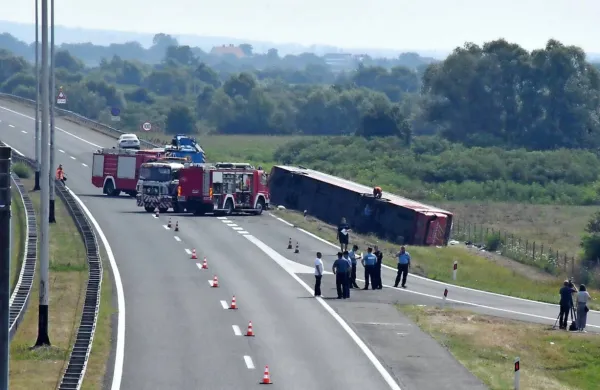 V nesreči je umrlo najmanj deset ljudi, 45 ljudi je poškodovanih, od 
tega 15 huje, med njimi je tudi deklica. 