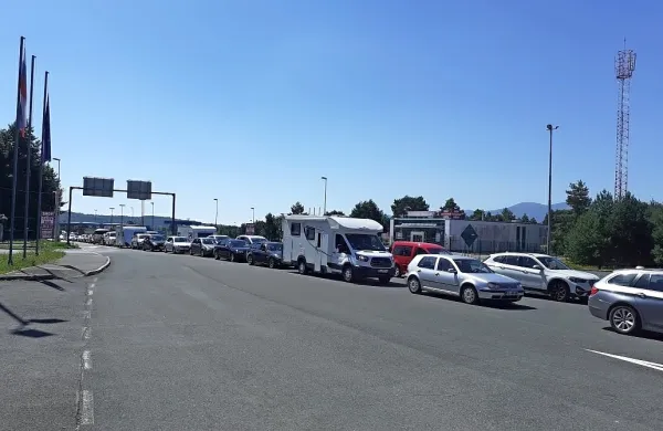 Najdaljša čakalna doba za vstop v državo je na mejnem prehodu 
Jelšane.