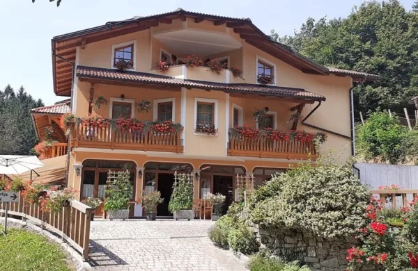Na Turistični kmetiji Peternelj je letos več tujih gostov. 