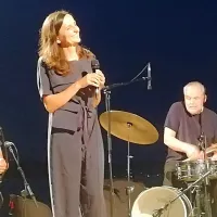 Igrivost, razplesanost, smisel za humor in neverjetna energija so 
značilnosti ene najpomembnejših hrvaških glasbenic, ki se ji 
priklanja tudi tujina. 