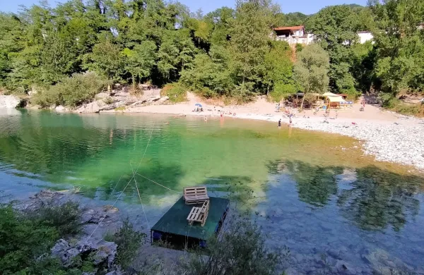 Kanalci so si tudi letos  omislili montažni bar neposredno ob Soči.

