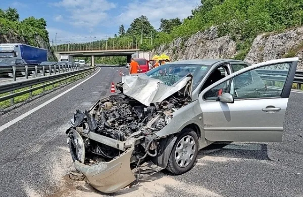 Danes,  malo pred 15. uro, je 68-letni voznik iz Ljubljane na 
Ravbarkomandi očitno neprevidno dohitel kolono počasnejših 
vozil in se s prednjim delom avta “zaril” pod zadnji del prikolice 
tovornjaka.