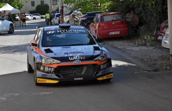 Posadka AMD Gorica Turk-Ošlaj je s hyundaijem i 20 R5 dobila še 
tretjo dirko za DP zapored. 