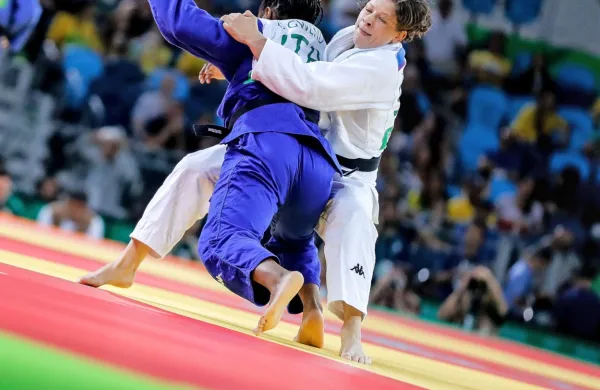 Tina Trstenjak (v belem) brani zlato iz Ria.