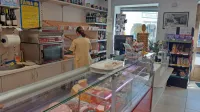 Zaposlenim v trgovinah se trenutno ni treba testirati.    