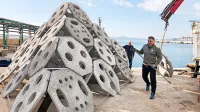 Betonska piramida z luknjami, ki so jo februarja postavili v morje 
pri Zadru. 