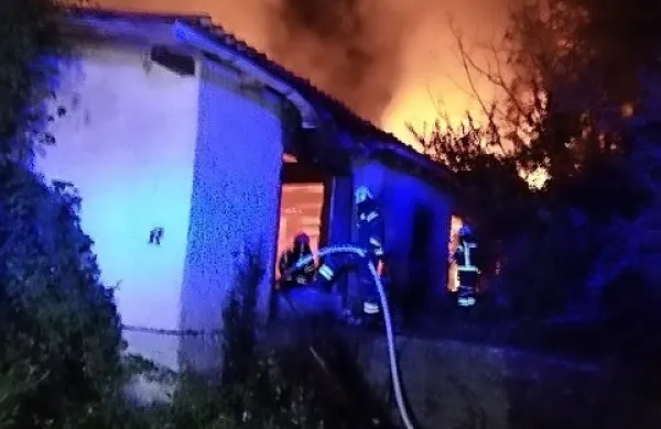 Gasilci so prišli na kraj, ko so plameni že  zajeli vso halo.