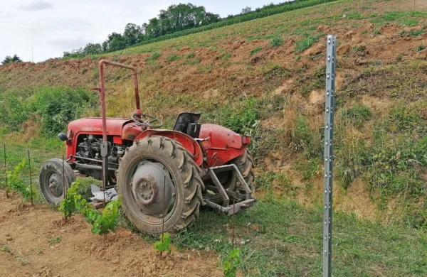 Gasilci so traktor dvignili iz jarka in ga postavili nazaj na kolesa. 