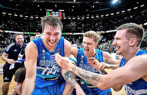 Slovenija je na olimpijskem debiju s svetovnimi podprvaki Argentinci pokazala svojo moč in je na pragu četrtfinala olimpijskega 
turnirja, ki ga bo jutri potrjevala proti Japonski.