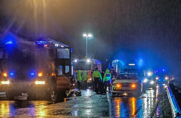 Po  najhujši nesreči z migranti pri nas je jeseni 2019 med Brezovico 
in Vrhniko so umrli trije mladi Sirci. Dva takoj, eden pet mesecev 
kasneje. 