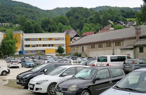 Tudi počitniški čas ne zmanjšuje parkirnega kaosa na Uti in ostalih 
parkiriščih po Idriji. V bližnjem Sparu pa sta parkirni etaži 
prazni. 