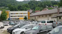 Tudi počitniški čas ne zmanjšuje parkirnega kaosa na Uti in ostalih 
parkiriščih po Idriji. V bližnjem Sparu pa sta parkirni etaži 
prazni. 