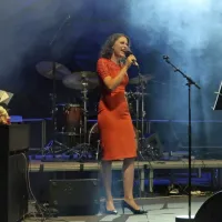 Zapela je tudi pianistka Meta Fajdiga, na njeno mesto pa je sedel 
David Trebižan.  